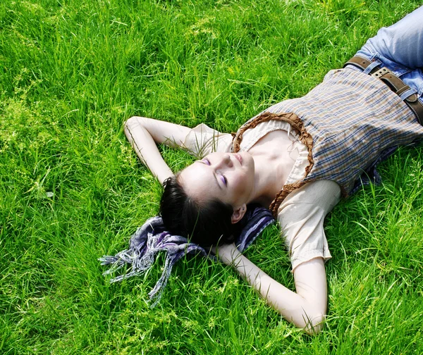 여자는 잔디에 누워 — 스톡 사진