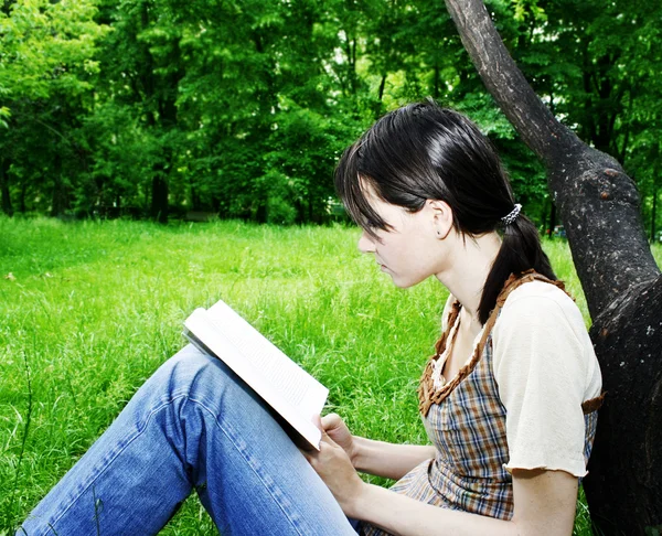 Młoda kobieta czytanie powieści — Zdjęcie stockowe