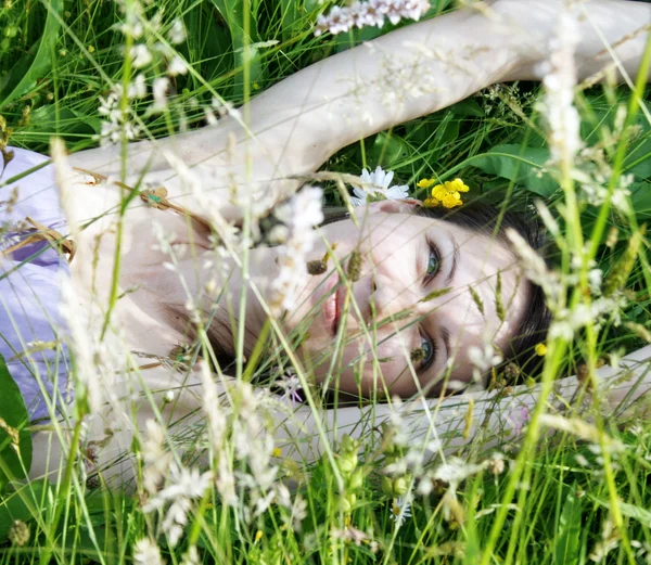 초원에 여자 — 스톡 사진