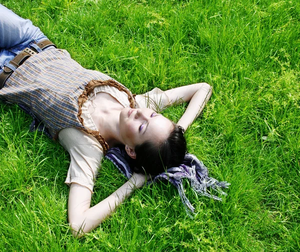 Nő feküdt a fűben — Stock Fotó