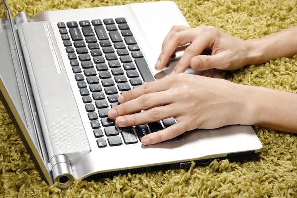 Donna con laptop sul tappeto — Foto Stock