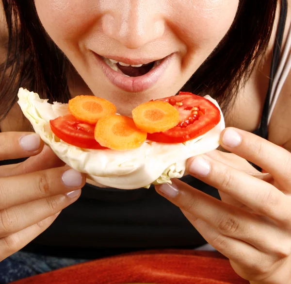 महिला खाने एक सैंडविच — स्टॉक फ़ोटो, इमेज