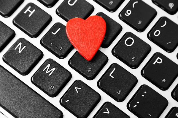 Herz auf der Tastatur — Stockfoto