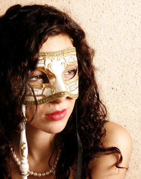 Mulher vestindo uma máscara — Fotografia de Stock