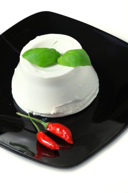 Ricotta, İtalyan peyniri siyah çanak üzerinde