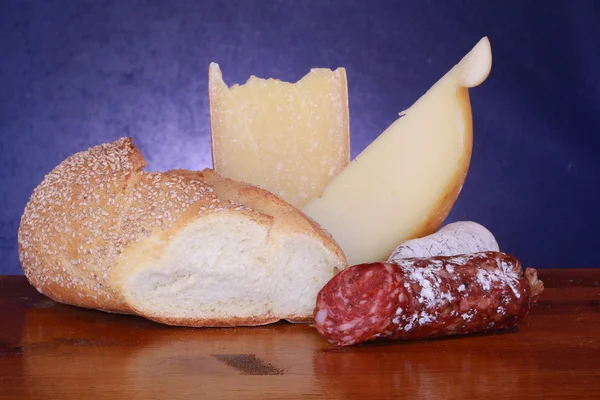 Сир і салямі — стокове фото