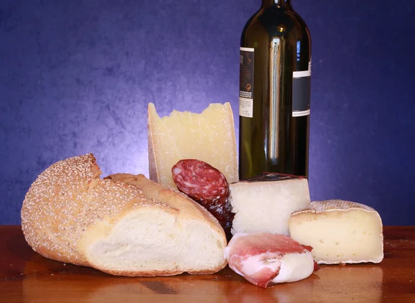 チーズとサラミ — ストック写真