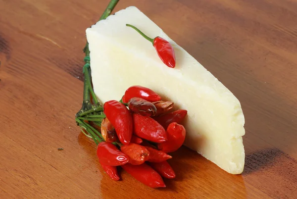 Rote Chili und Käse — Stockfoto