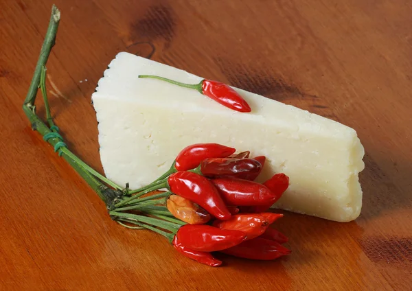 Czerwone chili i ser — Zdjęcie stockowe