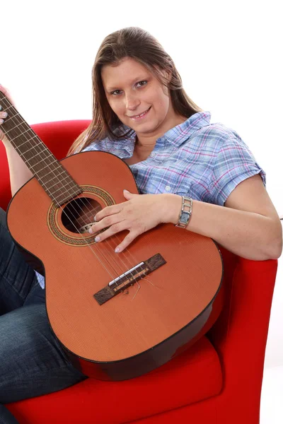 美丽的女孩弹吉他 — 图库照片