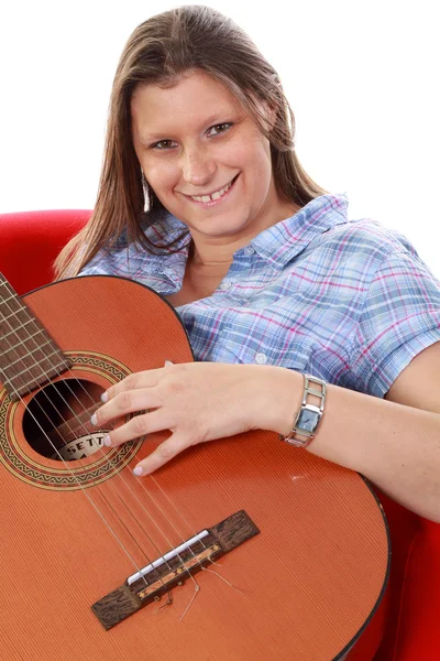 Piękna dziewczyna gra gitara — Zdjęcie stockowe