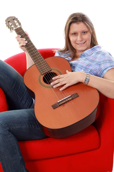 Piękna dziewczyna gra gitara — Zdjęcie stockowe