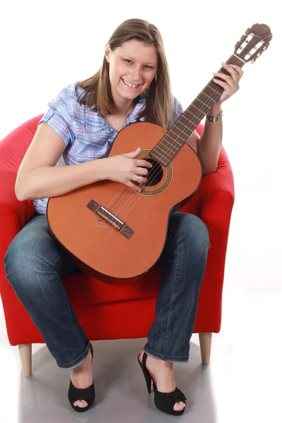 Krásná dívka hraje kytara — Stock fotografie