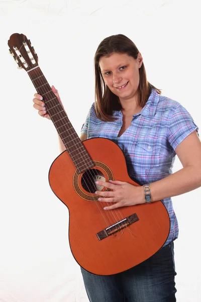 Mooi meisje spelen gitaar — Stockfoto