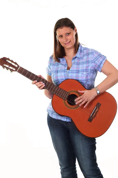 Красивая девушка играет на гитаре — стоковое фото