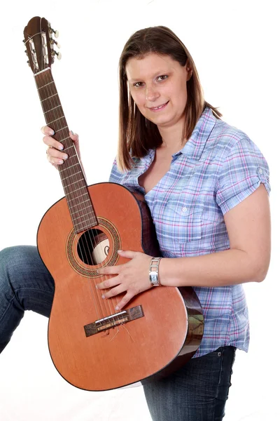 Bella ragazza che suona la chitarra — Foto Stock