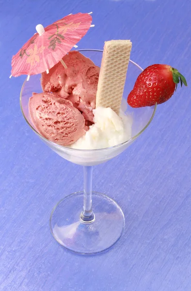 Кубок мороженого — стоковое фото