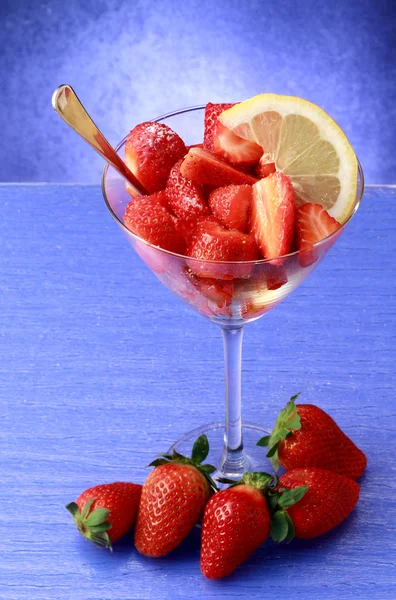Une tasse de fraise à la crème fouettée — Photo