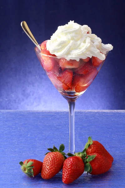 En kopp jordgubbar med vispgrädde — Stockfoto