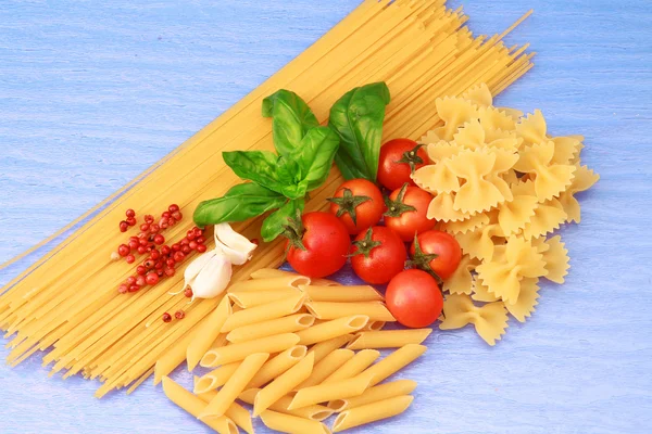 Pasta met tomaten saus en basilicum — Stockfoto