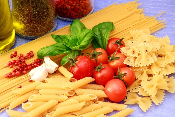 Pasta con salsa di pomodori e basilico — Foto Stock