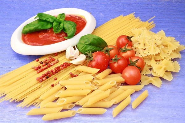 Pasta con salsa di pomodori e basilico — Foto Stock