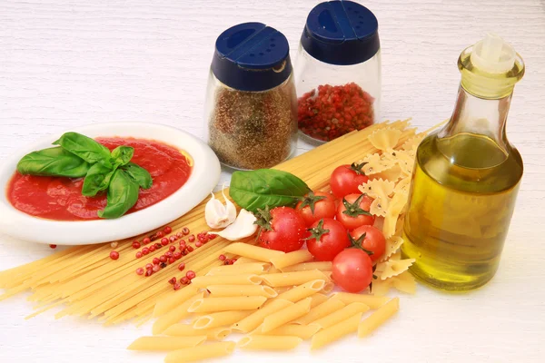 Pasta con salsa de tomates y albahaca —  Fotos de Stock