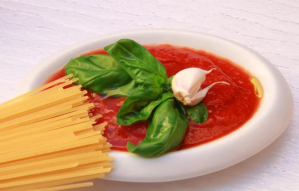 Pasta with tomatoes sauce and basil — Stock Photo, Image