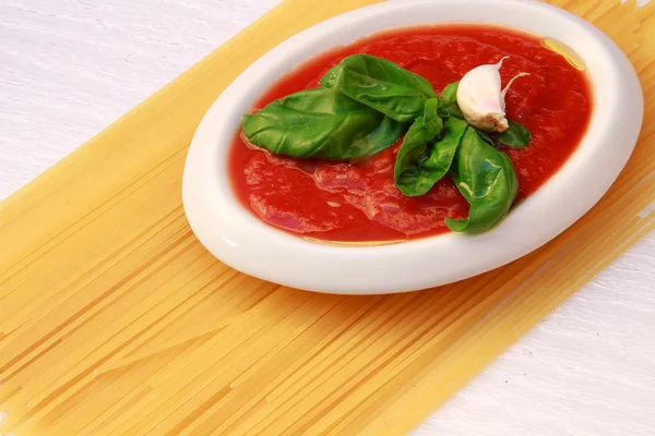 Pâtes avec sauce tomate et basilic — Photo