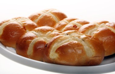 Paskalya hot cross buns düz bir tabağa dizilir