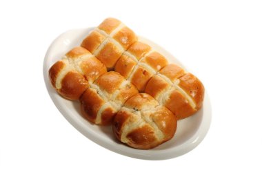 Paskalya hot cross buns düz bir tabağa dizilir