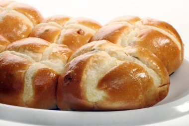 Paskalya hot cross buns düz bir tabağa dizilir