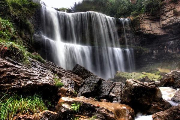 Cachoeira no pequeno rio da floresta em Ontário — Fotografia de Stock