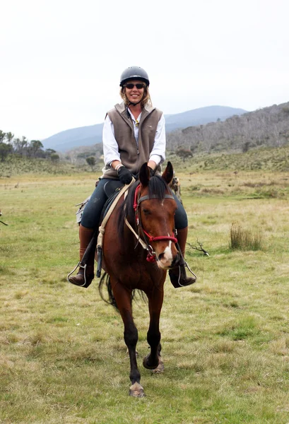 女骑乘马 — 图库照片