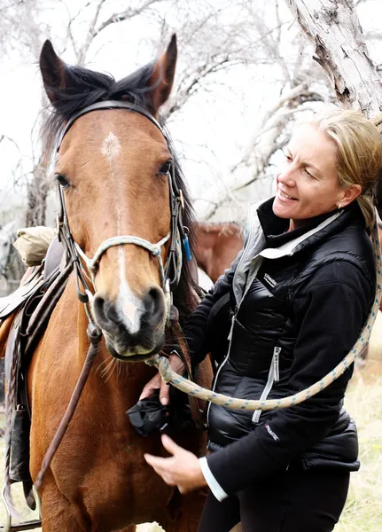 女性の乗馬馬 — ストック写真