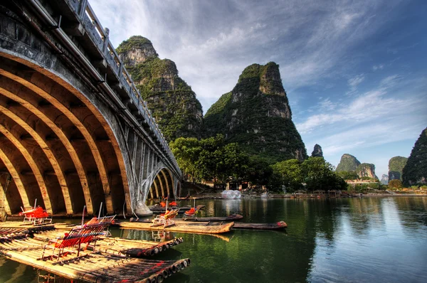 Бамбуковому плоті по річці Лі — стокове фото