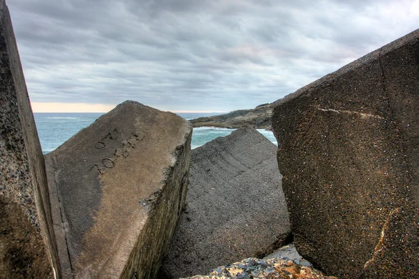 Wellenbrecher, Meeresmauer zum Schutz des Hafens — Stockfoto