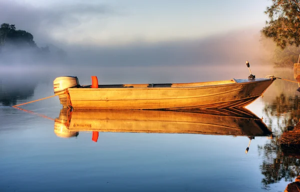Una barca nella nebbia — Foto Stock