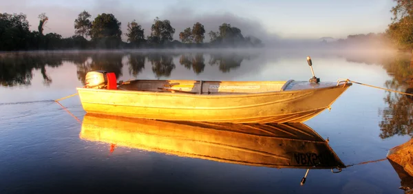 Ein Boot im Nebel — Stockfoto