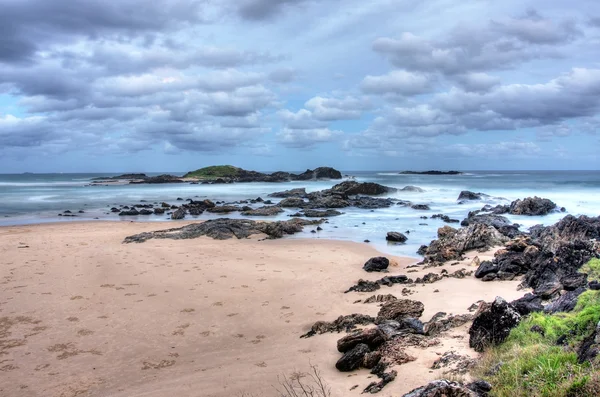 Пляж в сумерках с облаками — стоковое фото