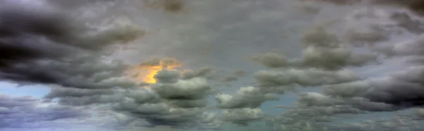 극적인 폭풍우 치는 하늘 — 스톡 사진