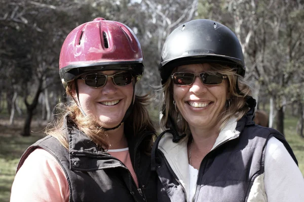 2 人の女性馬ライダー — ストック写真