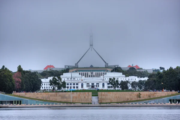 Australisches Parlament im Nebel — Stockfoto