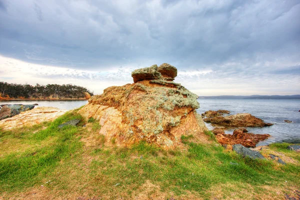 Sahilde yer alan kaya — Stok fotoğraf