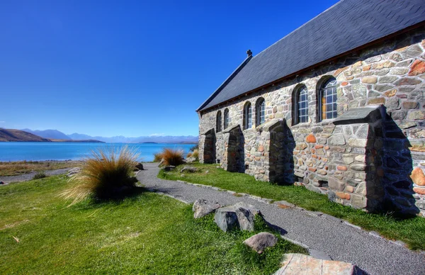 Церква на блакитному озері — стокове фото