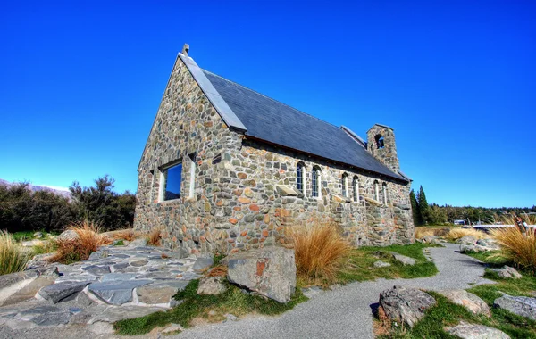 푸른 호수에 교회 — 스톡 사진