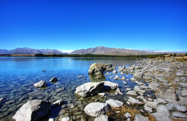 Озеро против голубого неба — стоковое фото