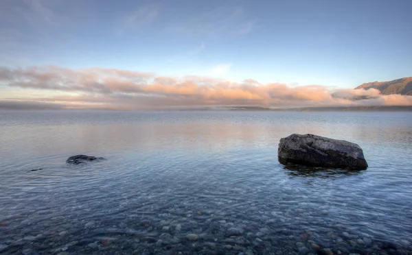 Mavi bir gökyüzü göl — Stok fotoğraf