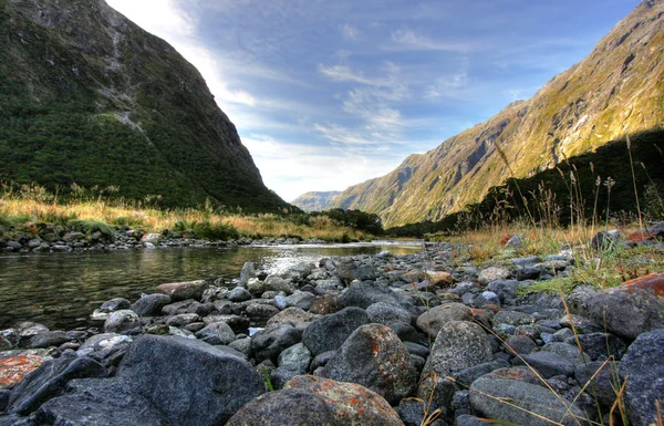 Berg- und Flusslandschaft — Stockfoto