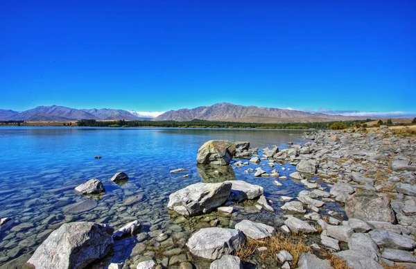 Lake against a blue sky — Stock Photo, Image